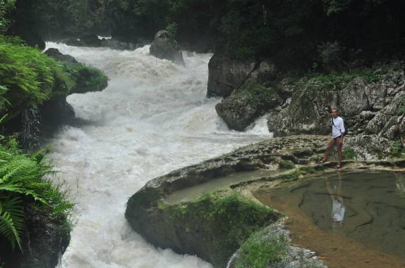 Observando o caudaloso rio que passa abaixo dos terraços de Semuc Champey, na Guatemala